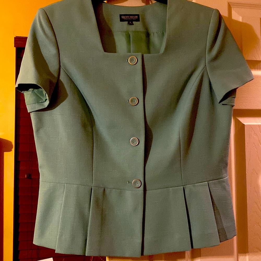 2 piece skirt and jacket collection. Size 16. Green color